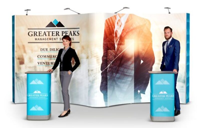 Kaksi ihmistä on messuilla esittelemässä yrityksen toimintaa.